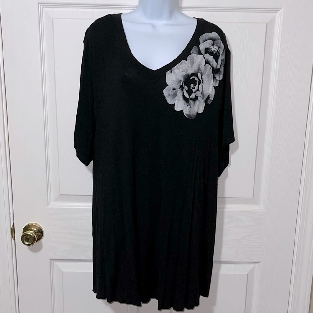 26/28 black graphic tee with floral design